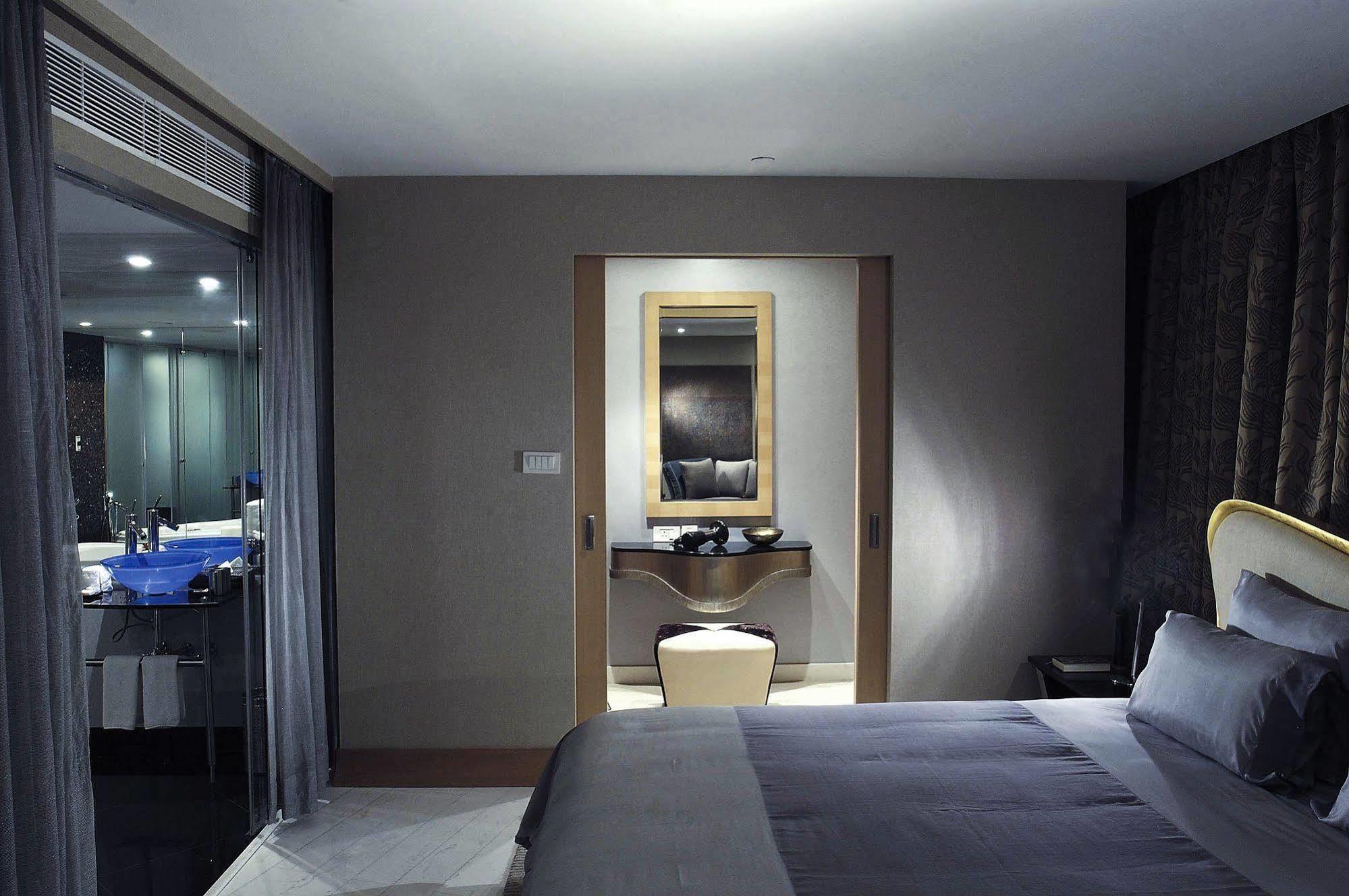 The Park Chennai Hotel Room photo A bedroom at the Mandarin Oriental, London